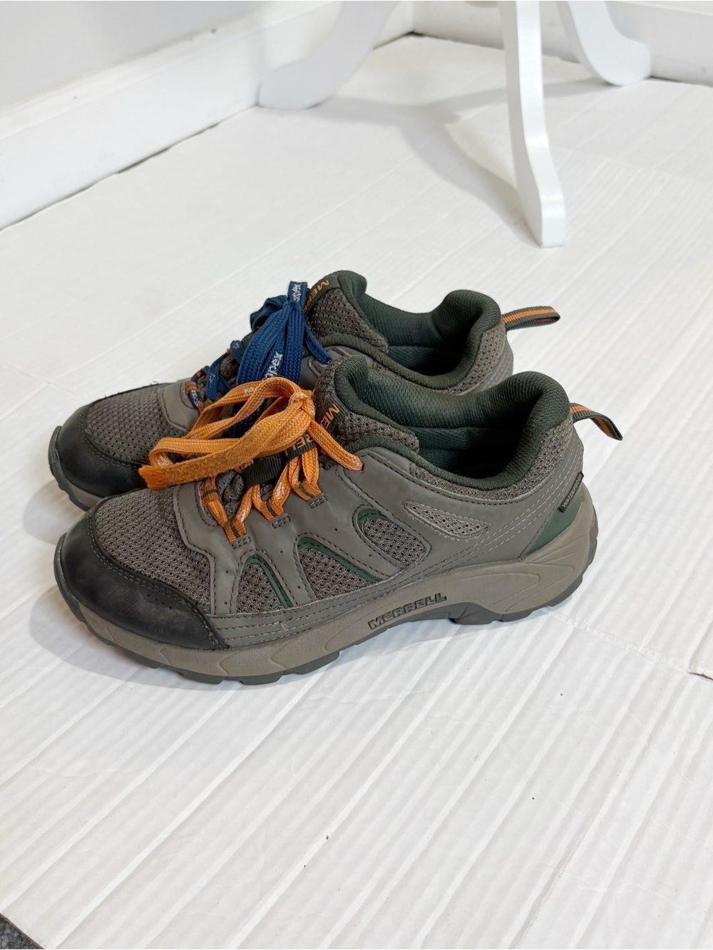 Merrell Kid’s Oakcreek Low Waterproof Trail Hiking Shoes Size 5 Low Top Gray